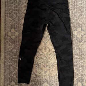 lululemon athletica Dark Camo cropped Leggings w/ pockets